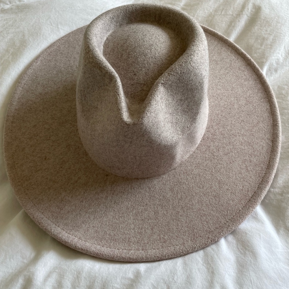 Large rim beige/ grey hat